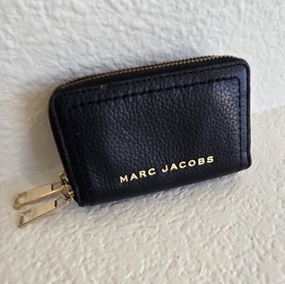 Marc Jacobs Handbags - Marc Jacobs Black Leather Zip Wallet
